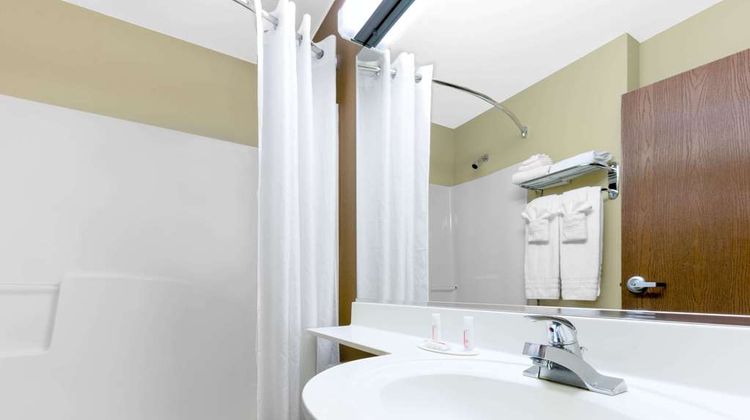 Microtel Inn & Suites by Wyndham Ozark Room