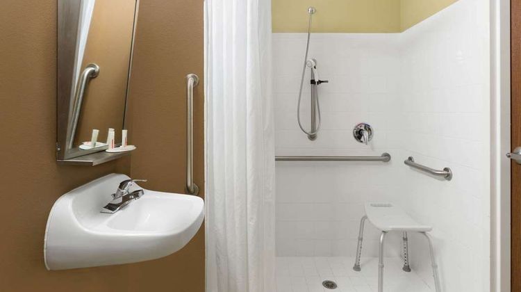 Microtel Inn & Suites by Wyndham Ozark Room