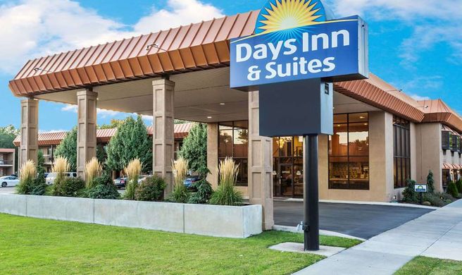 Days Inn & Suites Logan Exterior