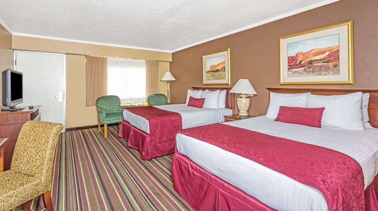 Days Inn & Suites Logan Room