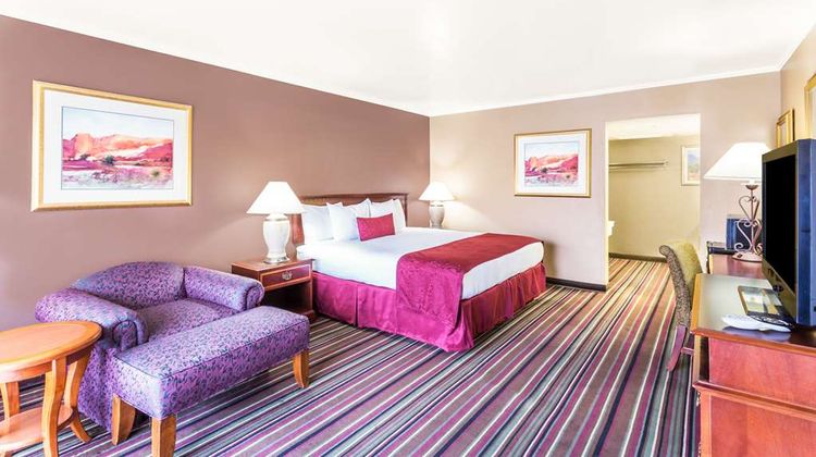 Days Inn & Suites Logan Room