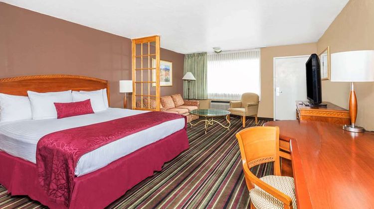 Days Inn & Suites Logan Suite