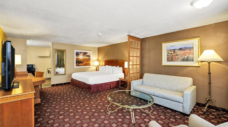 Days Inn & Suites Logan Suite
