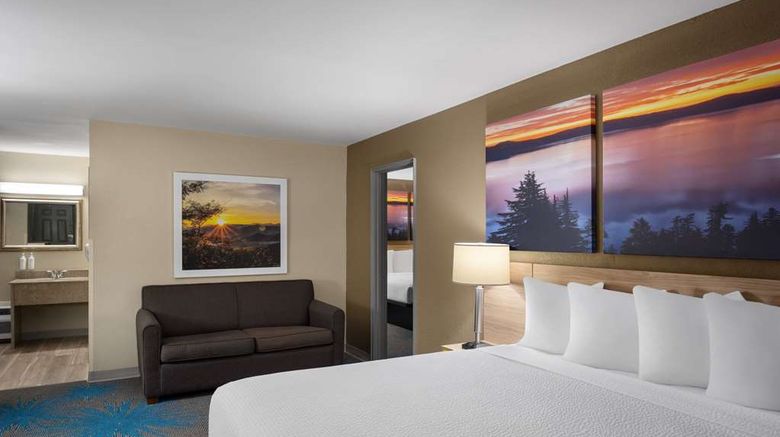 <b>Days Inn Klamath Falls Suite</b>. Images powered by <a href="https://iceportal.shijigroup.com/" title="IcePortal" target="_blank">IcePortal</a>.