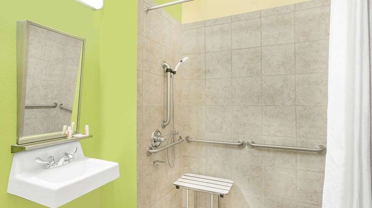 Microtel Inn & Suites Tuscumbia Room