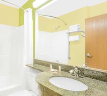 Microtel Inn & Suites Tuscumbia Room