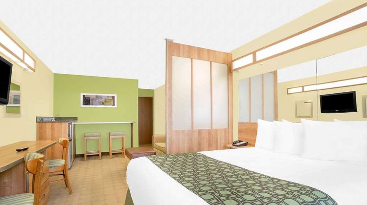 Microtel Inn & Suites Tuscumbia Room