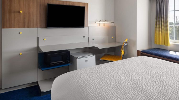 Microtel Inn & Suites by Wyndham Kearney Room