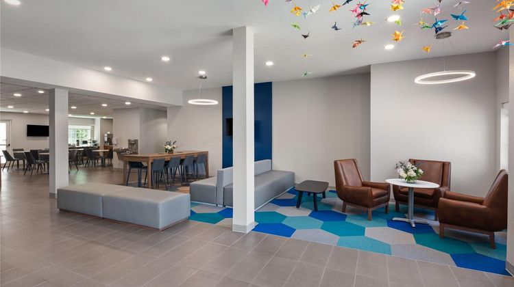 Microtel Inn & Suites by Wyndham Kearney Lobby