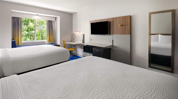 Microtel Inn & Suites by Wyndham Kearney Room
