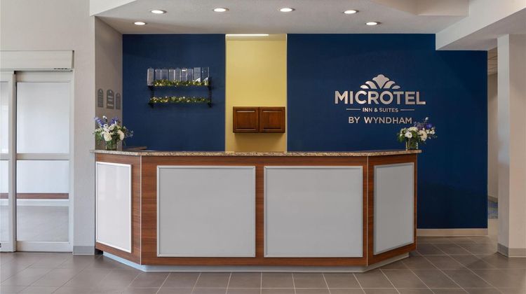 Microtel Inn & Suites by Wyndham Kearney Lobby