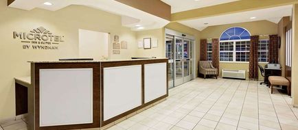Microtel Inn & Suites Prairie du Chien Lobby