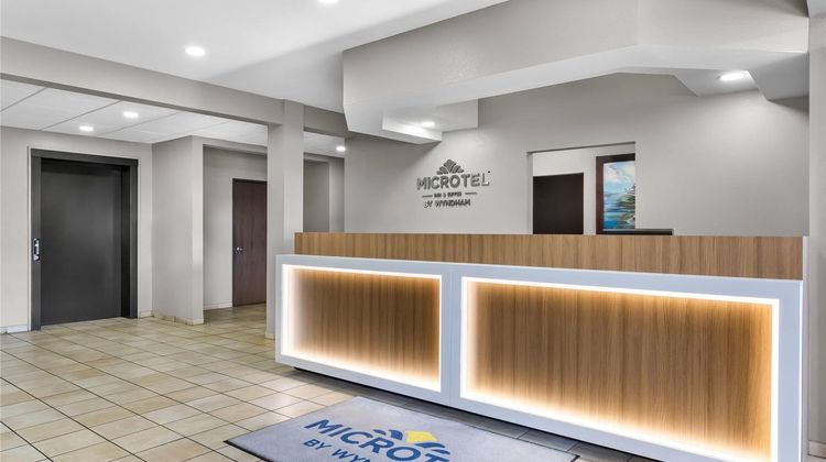Microtel Inn & Suites Prairie du Chien Lobby