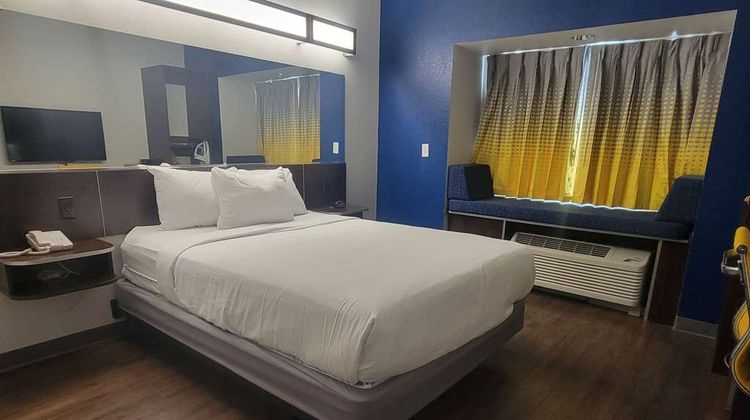 Microtel Inn & Suites Council Bluffs Room