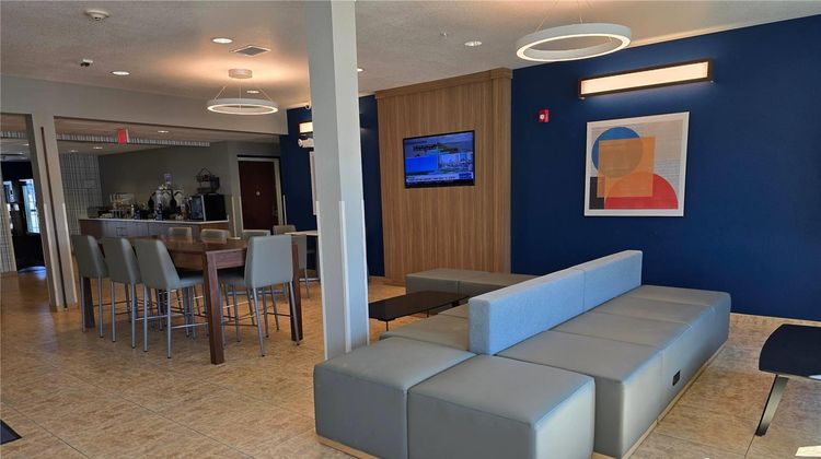 Microtel Inn & Suites Council Bluffs Lobby