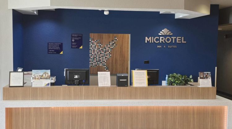 Microtel Inn & Suites Council Bluffs Lobby