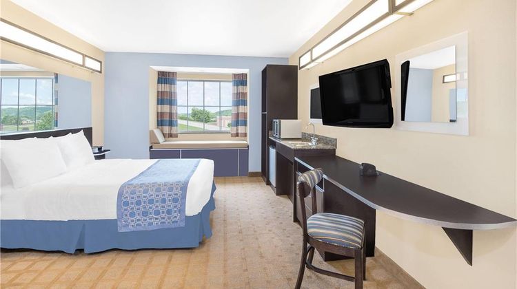 Microtel Inn & Suites Waynesburg Room