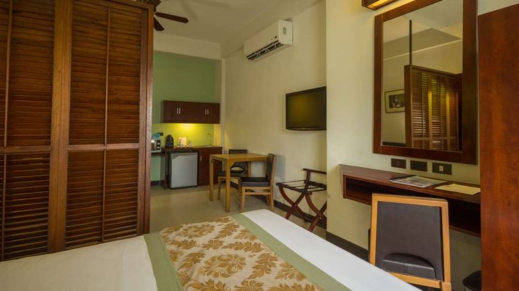 Microtel Inn & Suites at Mall of Asia Room