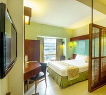 Microtel Inn & Suites at Mall of Asia Room