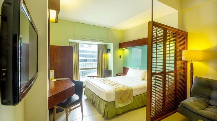 Microtel Inn & Suites at Mall of Asia Room