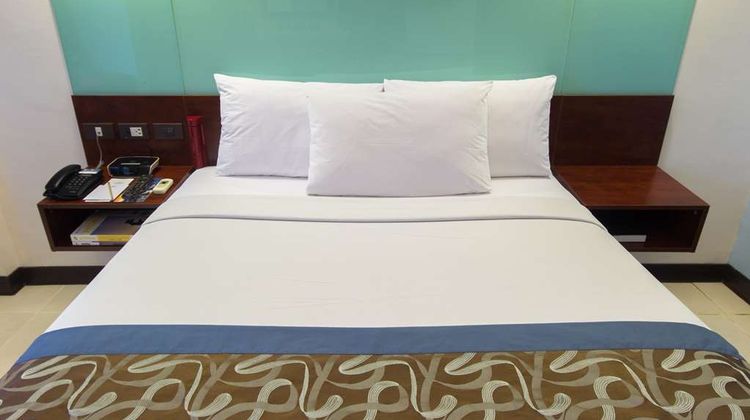 Microtel Inn & Suites at Mall of Asia Room