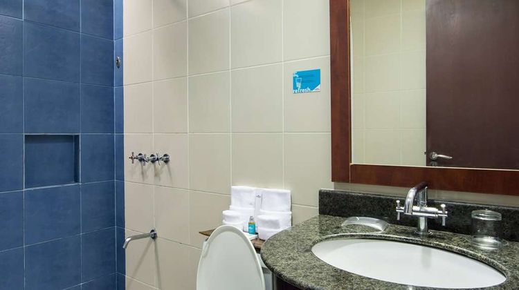 Microtel Inn & Suites at Mall of Asia Room