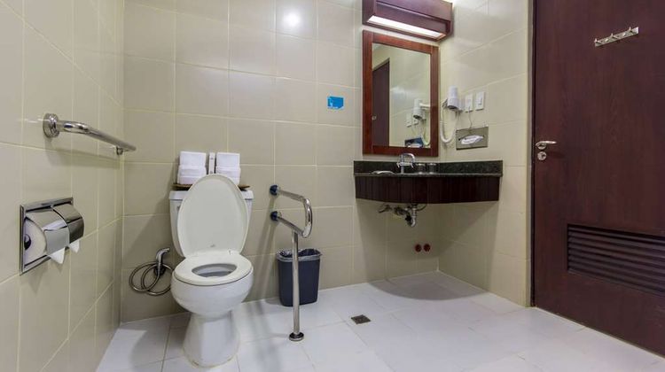 Microtel Inn & Suites at Mall of Asia Room