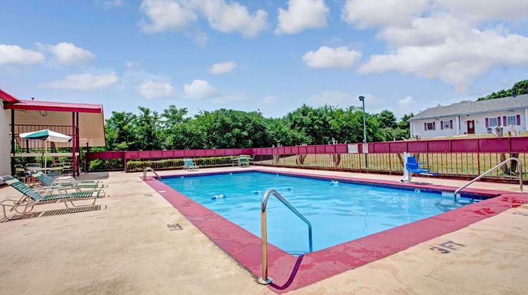 Days Inn Knoxville West Pool
