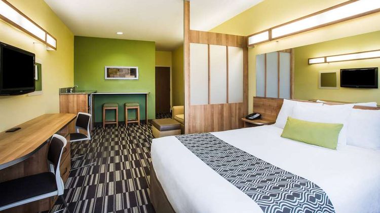 Microtel Inn & Suites by Wyndham Opelika Suite