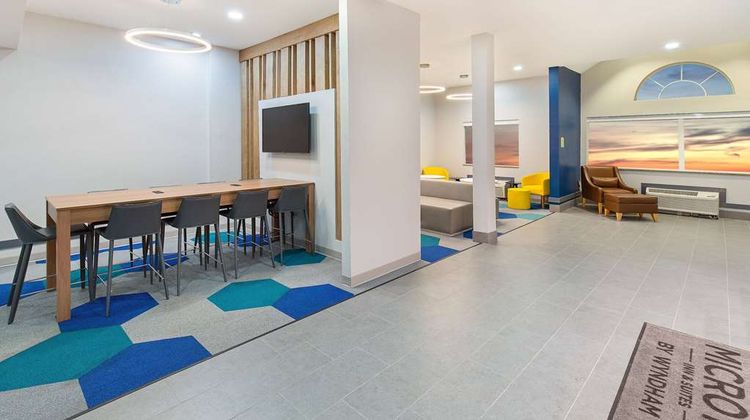Microtel Inn & Suites by Wyndham Opelika Lobby
