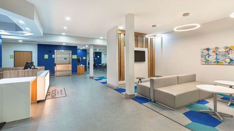 Microtel Inn & Suites by Wyndham Opelika Lobby