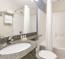 Microtel Inn & Suites Weeki Wachee Room
