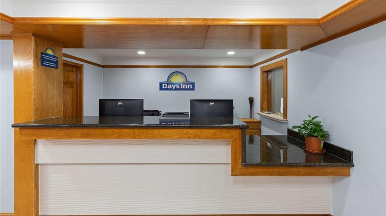 <b>Days Inn Slidell Lobby</b>. Images powered by <a href="https://iceportal.shijigroup.com/" title="IcePortal" target="_blank">IcePortal</a>.