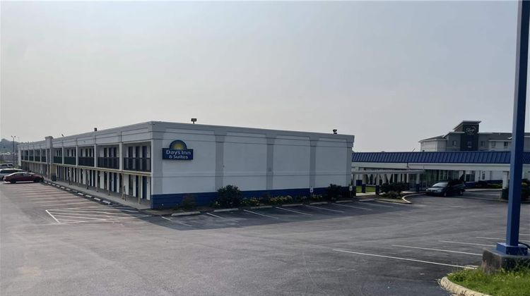 Days Inn & Suites York Exterior