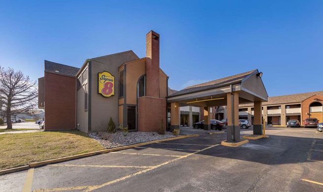 Super 8 Kansas City Airport Exterior
