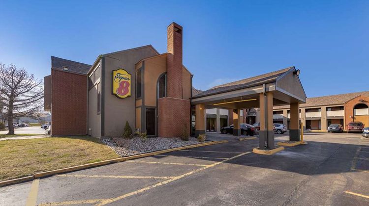 Super 8 Kansas City Airport Exterior