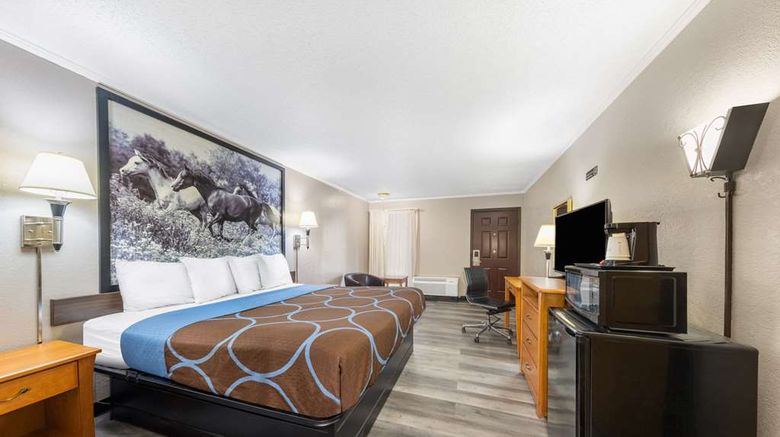 <b>Super 8 Kansas City Airport Room</b>. Images powered by <a href="https://iceportal.shijigroup.com/" title="IcePortal" target="_blank">IcePortal</a>.