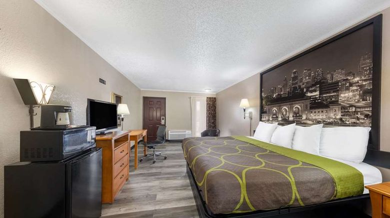 <b>Super 8 Kansas City Airport Room</b>. Images powered by <a href="https://iceportal.shijigroup.com/" title="IcePortal" target="_blank">IcePortal</a>.