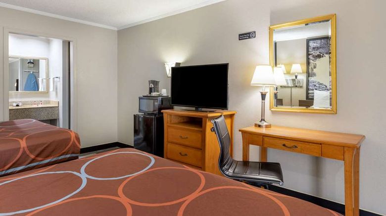 <b>Super 8 Kansas City Airport Room</b>. Images powered by <a href="https://iceportal.shijigroup.com/" title="IcePortal" target="_blank">IcePortal</a>.