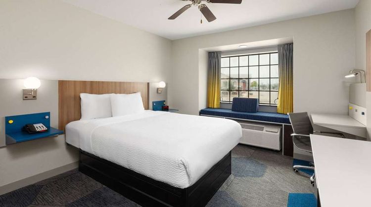 Microtel Inn & Suites Buda at Cabelas Room