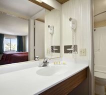 Days Inn Gilroy Room