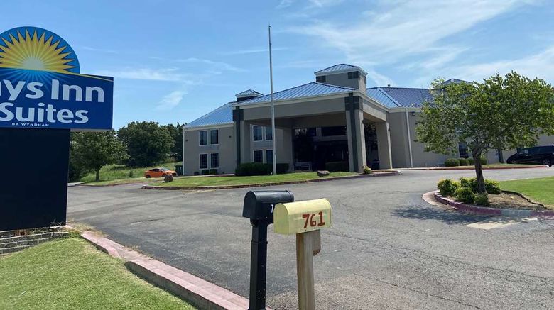 <b>Days Inn & Suites Tahlequah Exterior</b>. Images powered by <a href="https://iceportal.shijigroup.com/" title="IcePortal" target="_blank">IcePortal</a>.