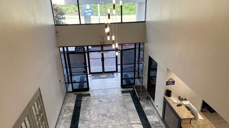 <b>Days Inn & Suites Tahlequah Lobby</b>. Images powered by <a href="https://iceportal.shijigroup.com/" title="IcePortal" target="_blank">IcePortal</a>.