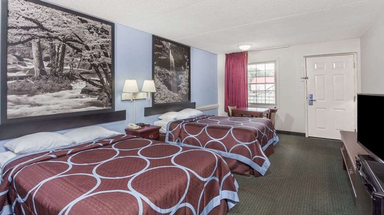 Super 8 Kingston Room