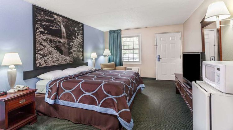 Super 8 Kingston Room