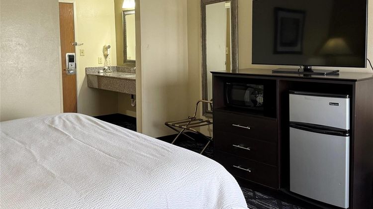 Baymont Inn & Suites Evansville North Room