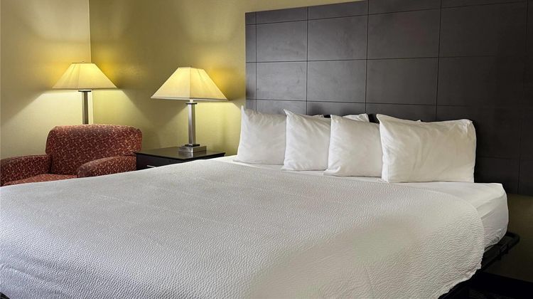 Baymont Inn & Suites Evansville North Room