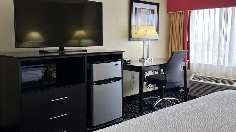 Baymont Inn & Suites Evansville North Room