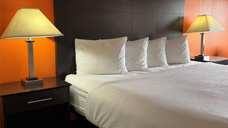 Baymont Inn & Suites Evansville North Room