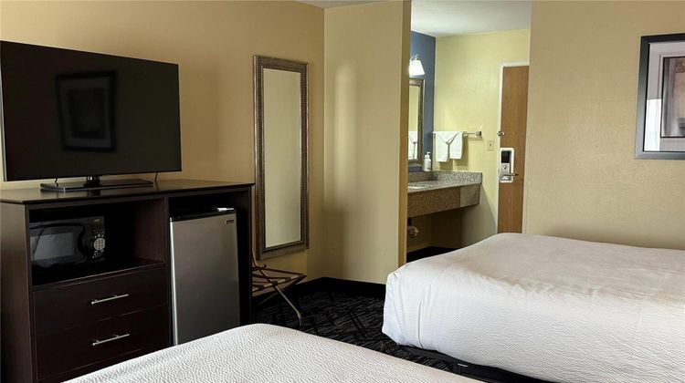 Baymont Inn & Suites Evansville North Room